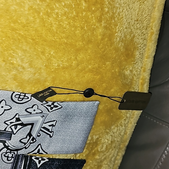 Lv scarf - Picture 3 of 3